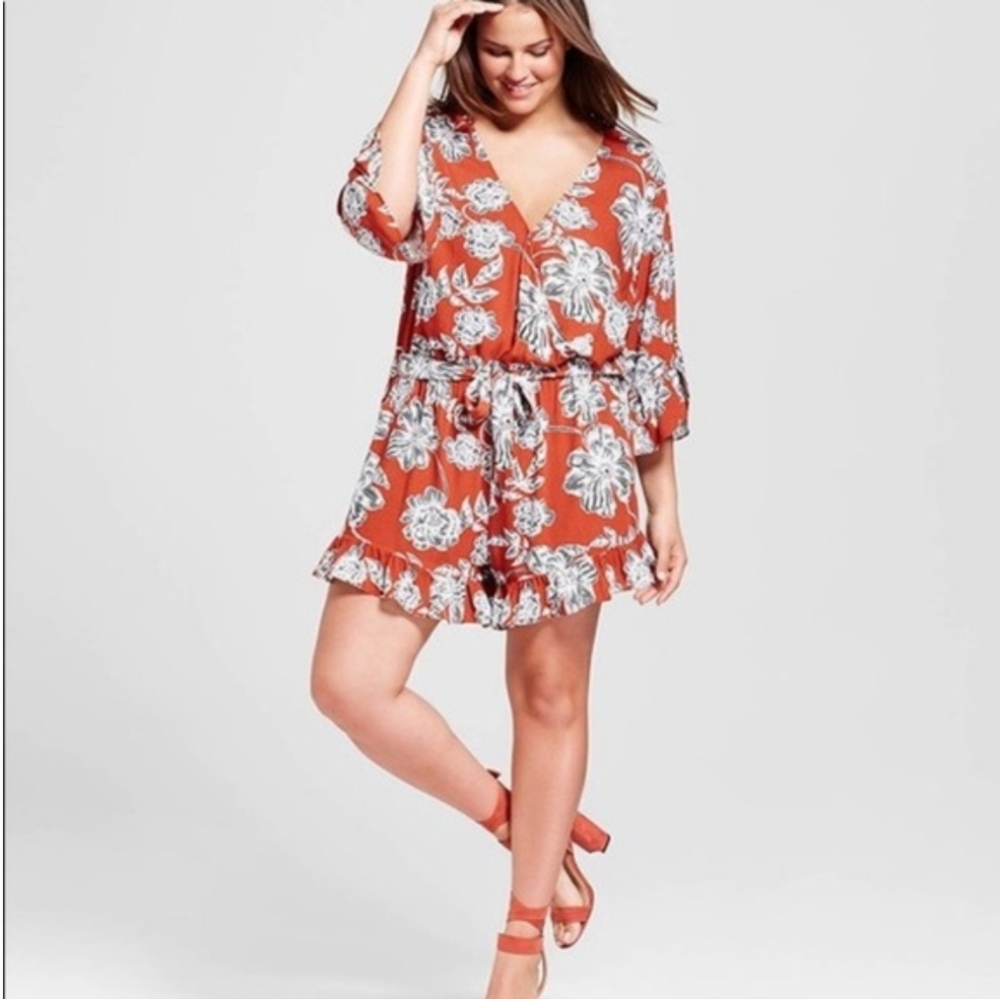 ☆ WHO WHAT WEAR Orange Floral Romper
